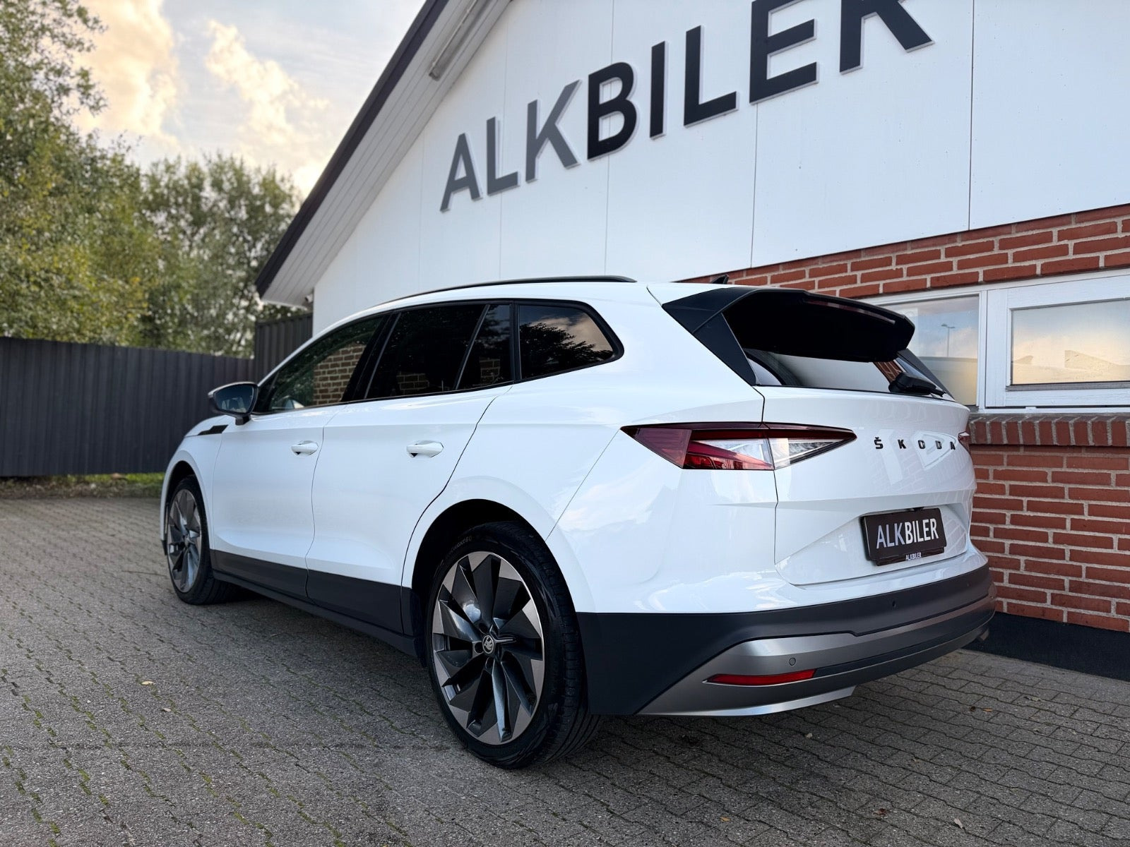 Hvid Skoda Enyaq fra 2021