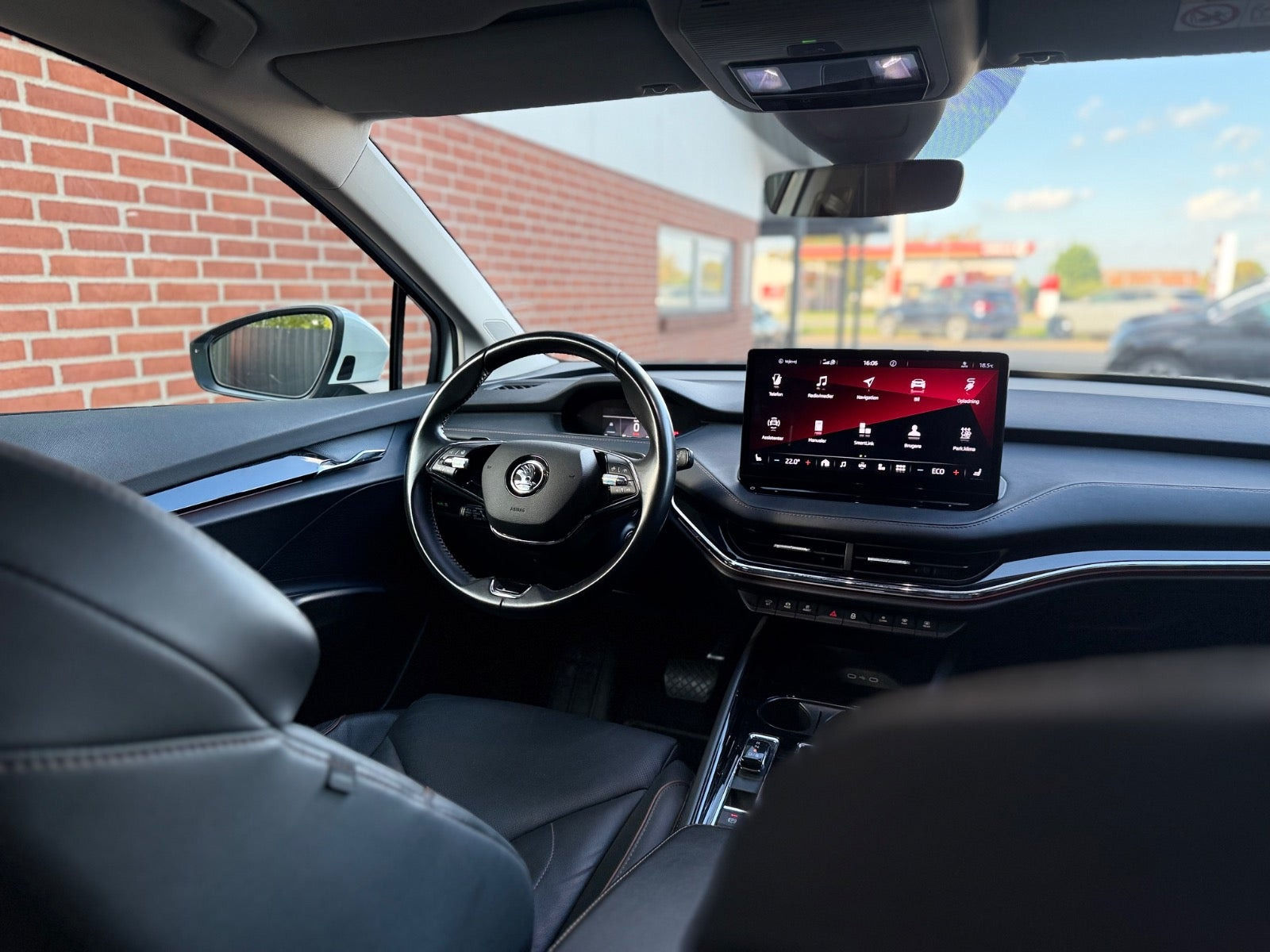 Hvid Skoda Enyaq fra 2021
