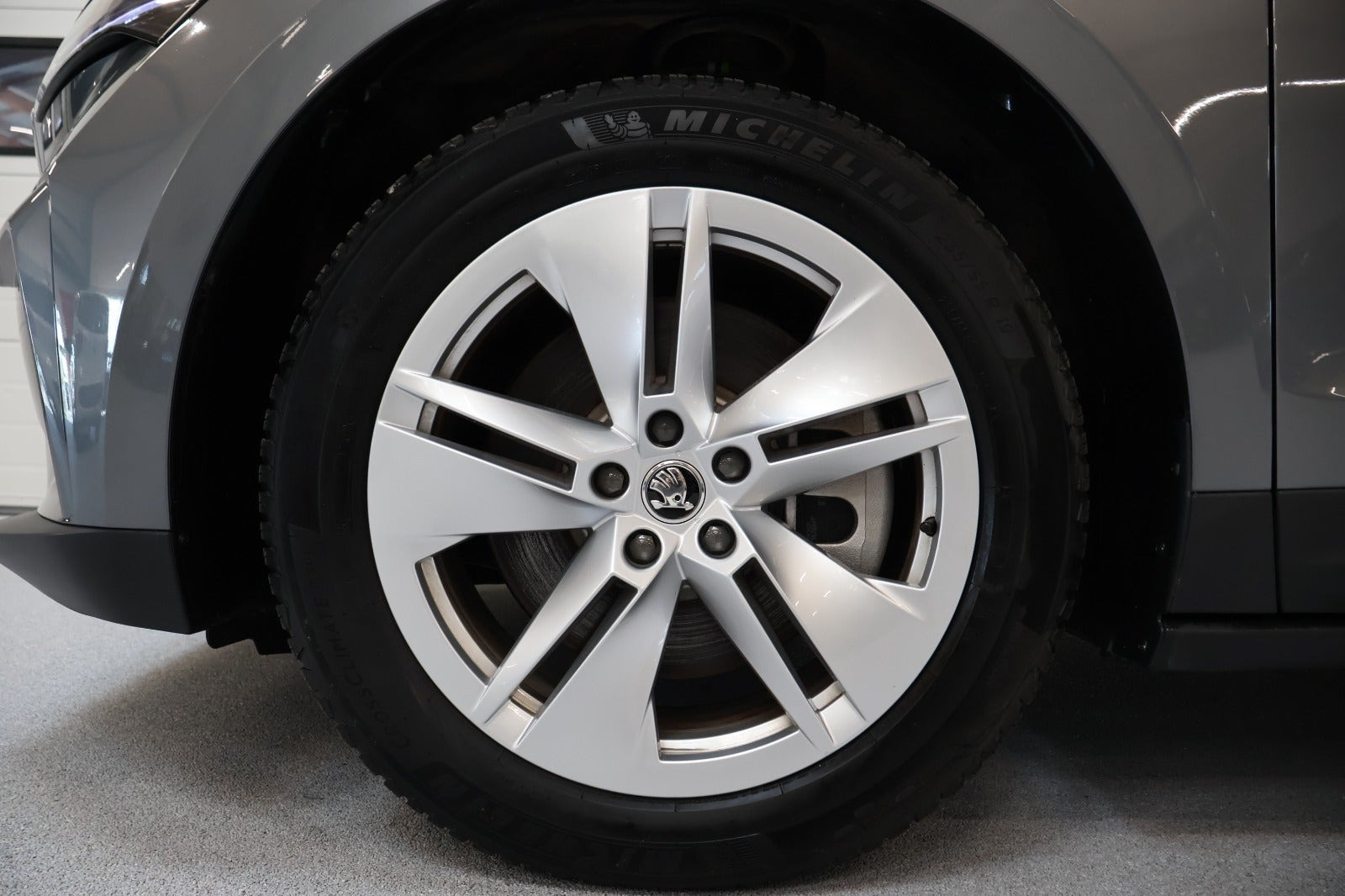Grå Skoda Enyaq fra 2025