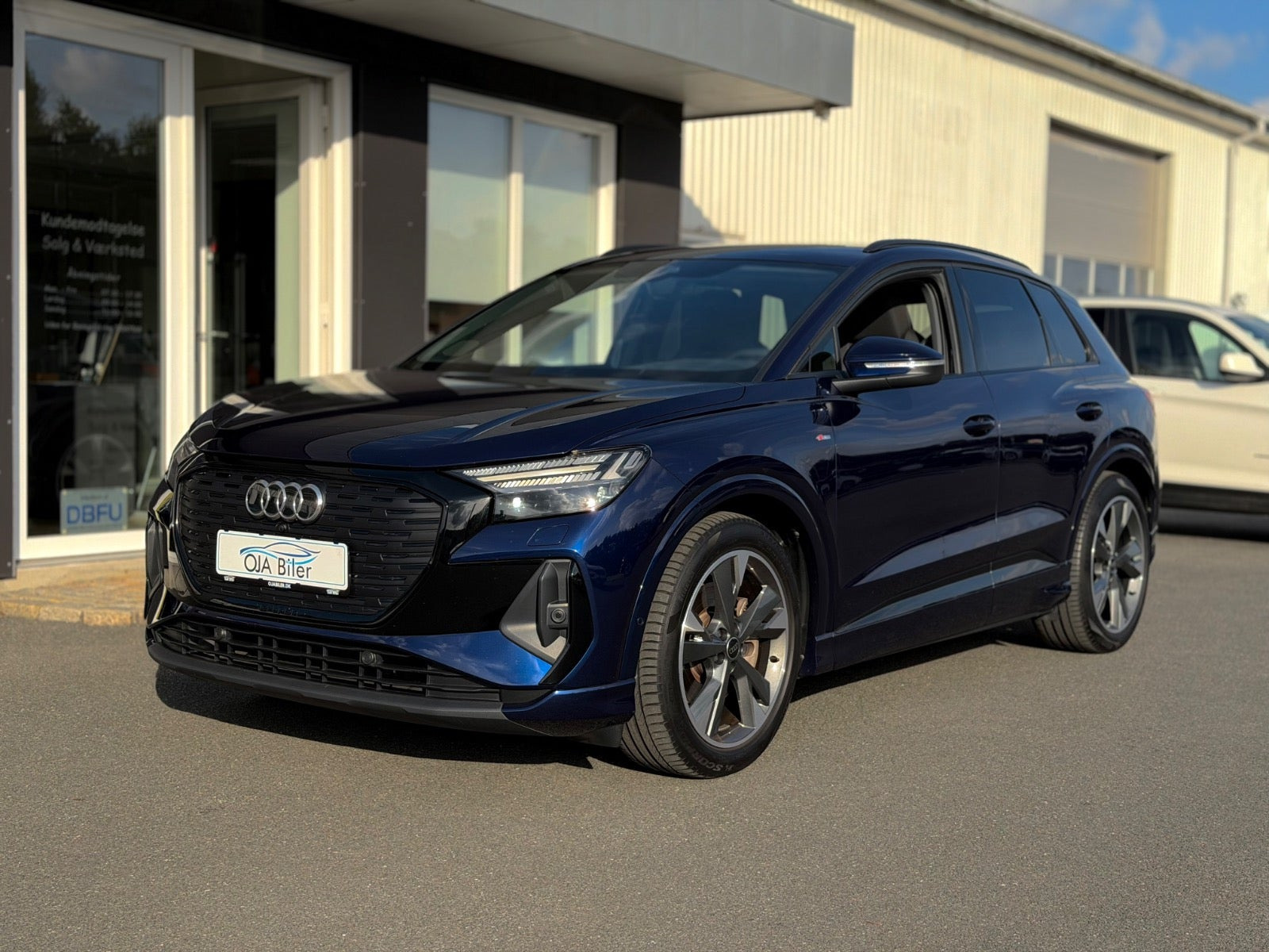 Blå Audi Q4 e-tron fra 2023