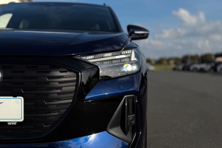 Blå Audi Q4 e-tron fra 2023