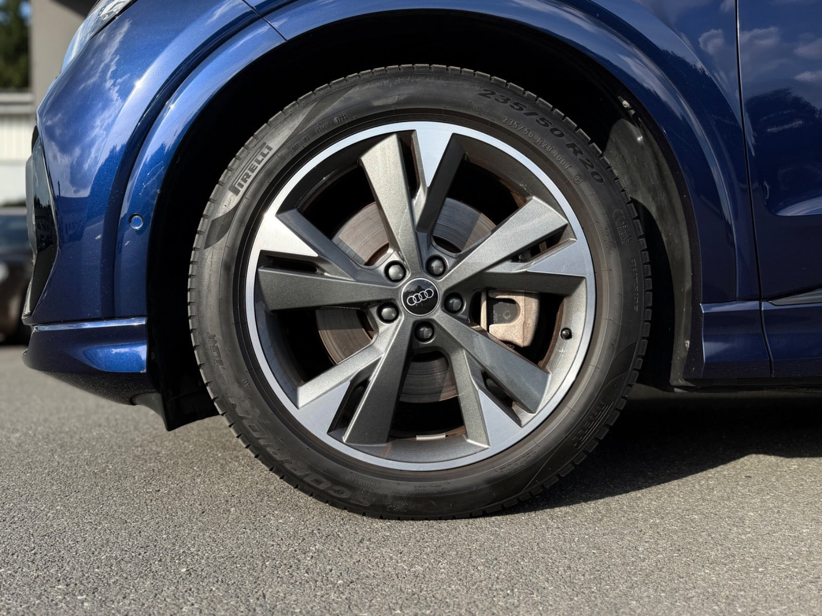 Blå Audi Q4 e-tron fra 2023