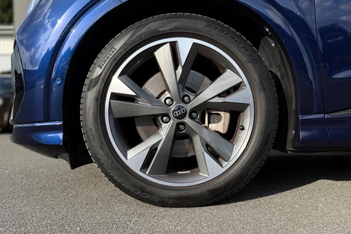 Blå Audi Q4 e-tron fra 2023