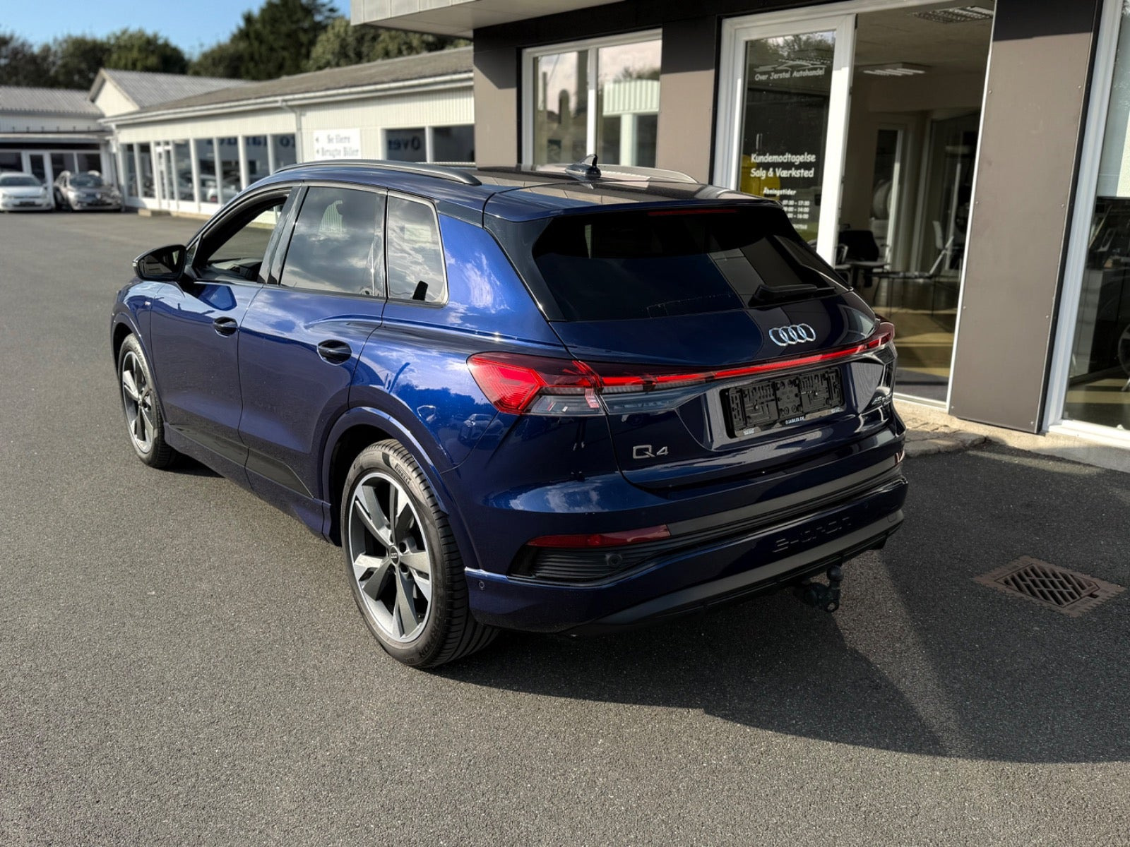 Blå Audi Q4 e-tron fra 2023