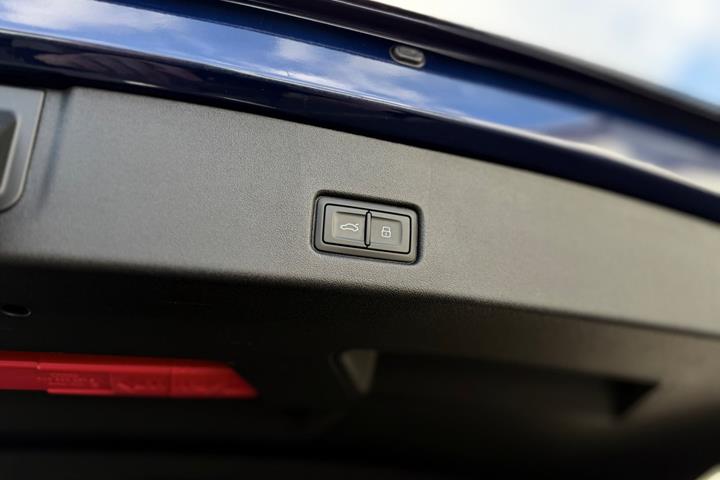 Blå Audi Q4 e-tron fra 2023