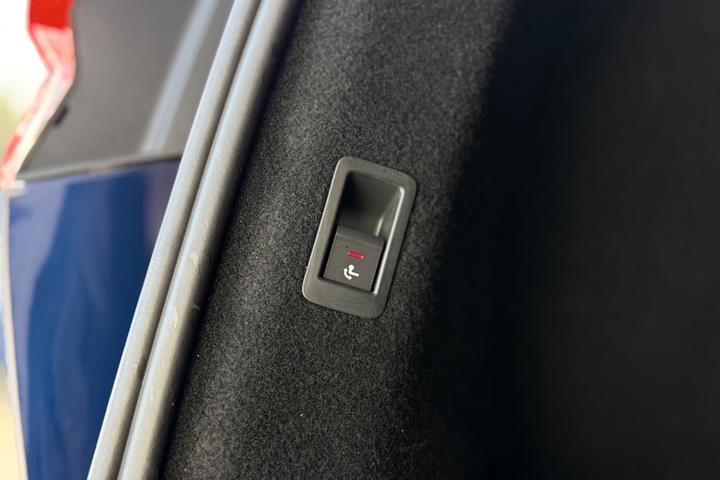 Blå Audi Q4 e-tron fra 2023