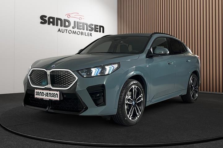 Grøn BMW iX2 fra 2025