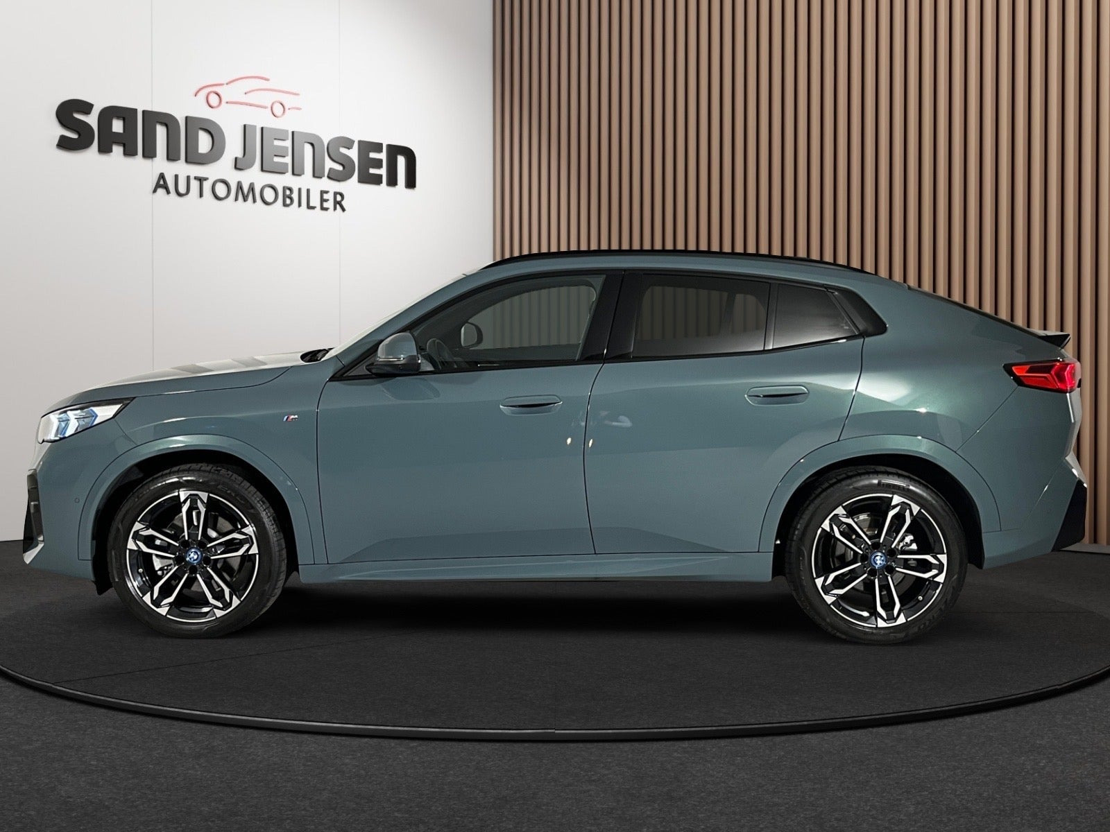 Grøn BMW iX2 fra 2025
