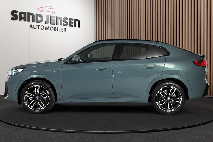 Grøn BMW iX2 fra 2025
