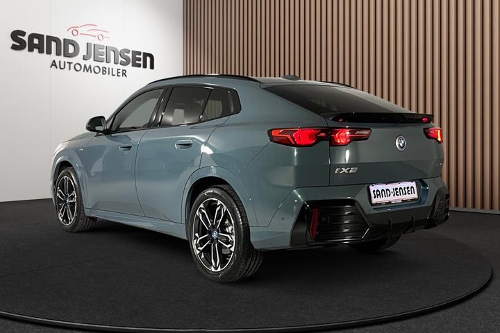Grøn BMW iX2 fra 2025