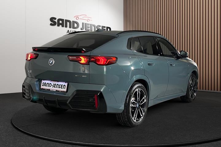 Grøn BMW iX2 fra 2025