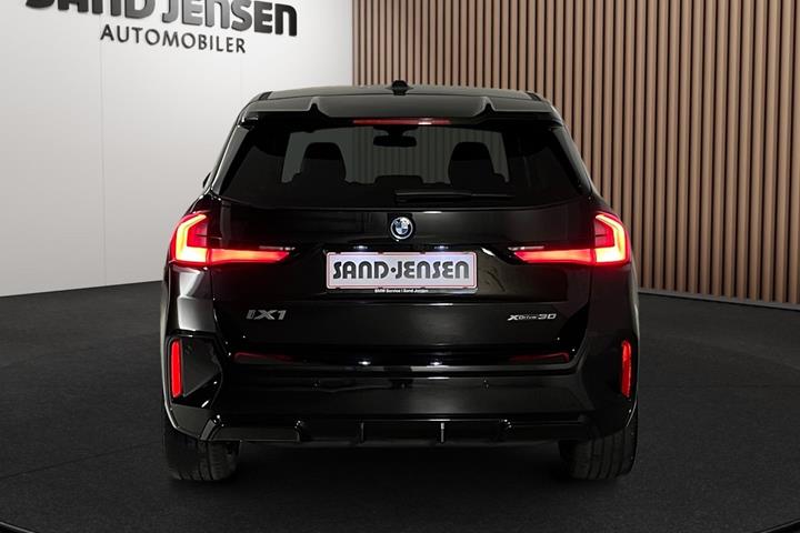 Sort BMW iX1 fra 2024