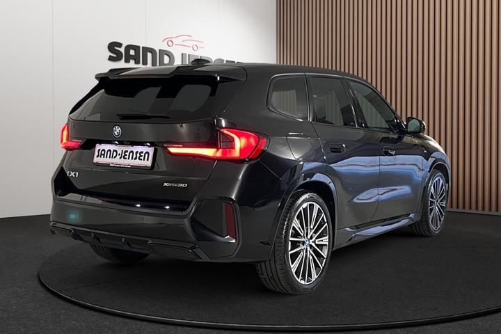 Sort BMW iX1 fra 2024