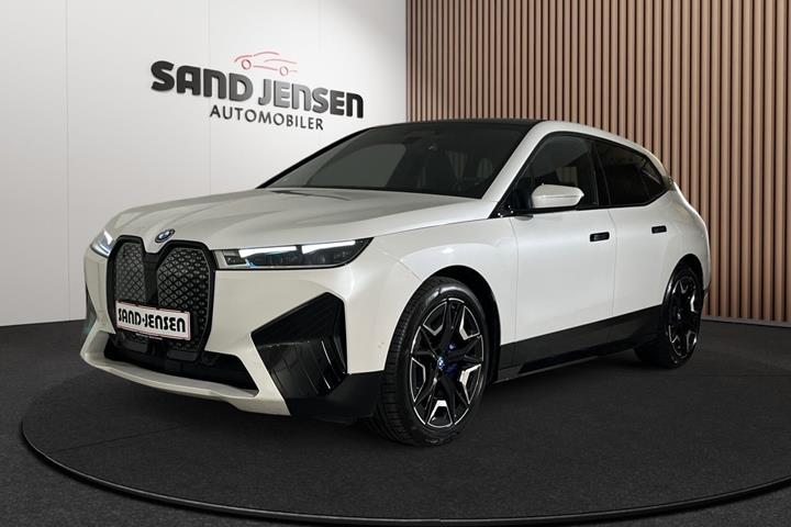 Hvid BMW iX fra 2024