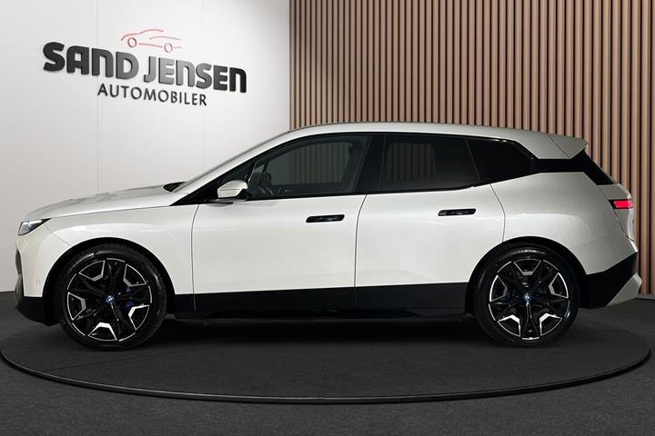 Hvid BMW iX fra 2024
