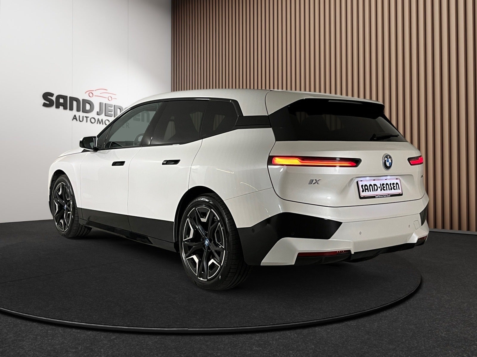 Hvid BMW iX fra 2024