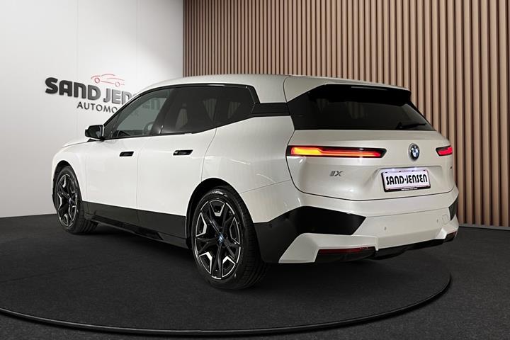 Hvid BMW iX fra 2024