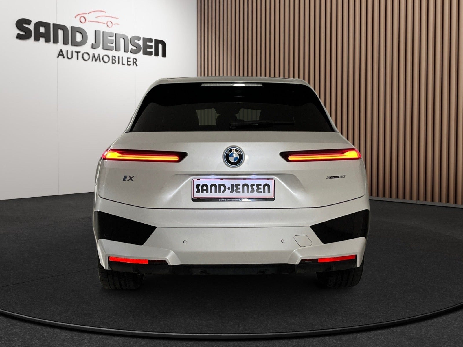 Hvid BMW iX fra 2024