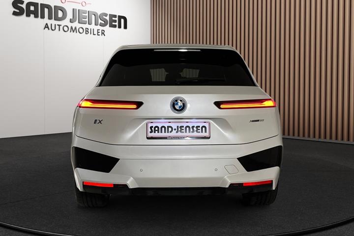 Hvid BMW iX fra 2024