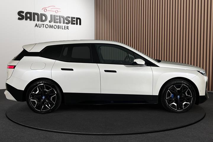 Hvid BMW iX fra 2024