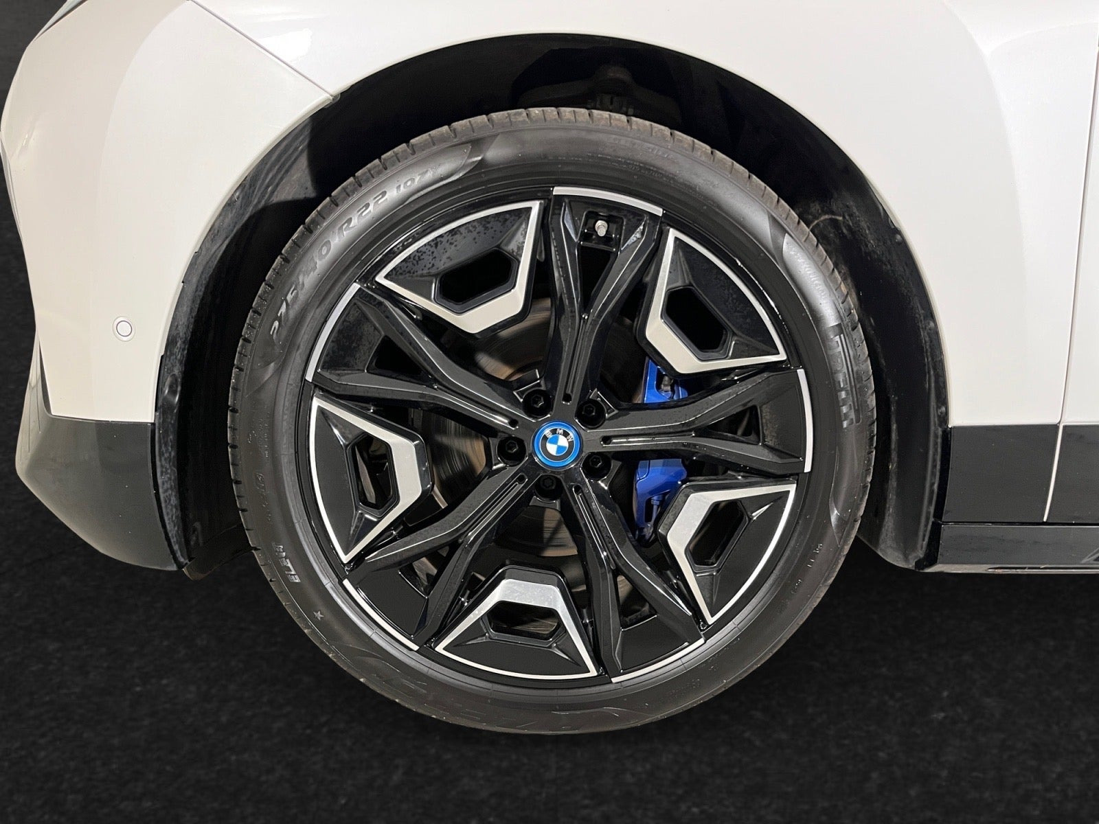 Hvid BMW iX fra 2024