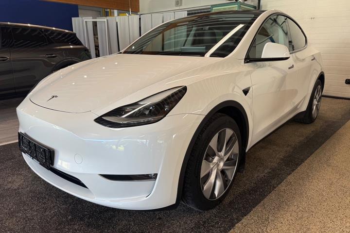 Hvid Tesla Model Y fra 2023 set udefra
