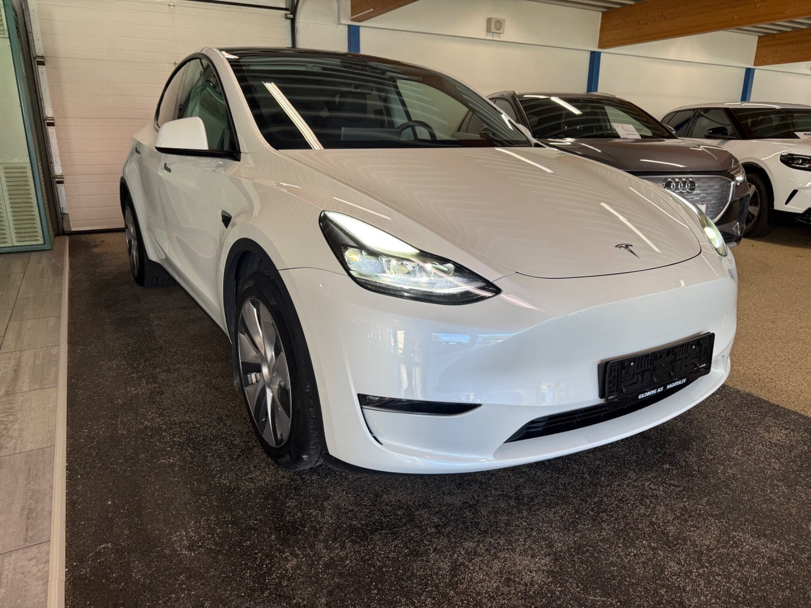 Hvid Tesla Model Y fra 2023