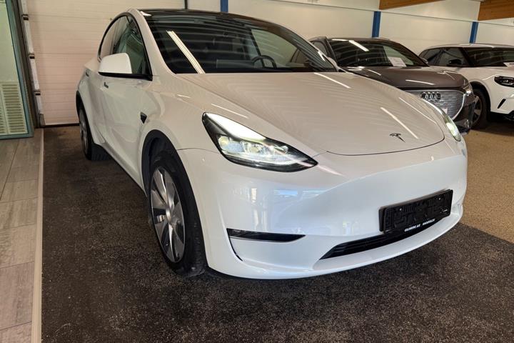 Hvid Tesla Model Y fra 2023