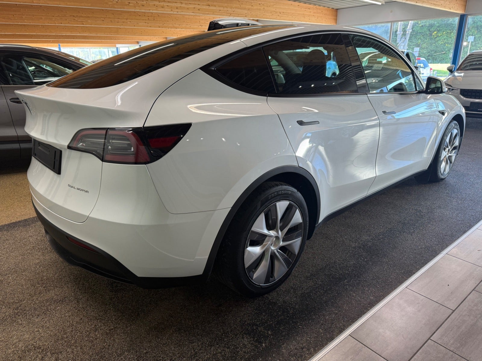 Hvid Tesla Model Y fra 2023