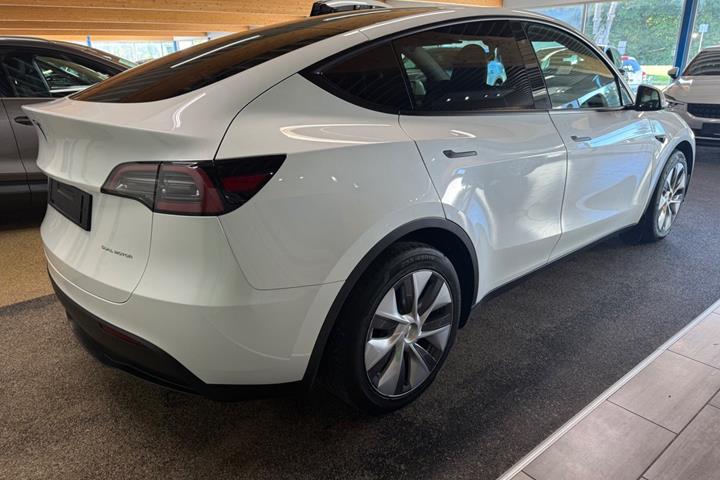 Hvid Tesla Model Y fra 2023