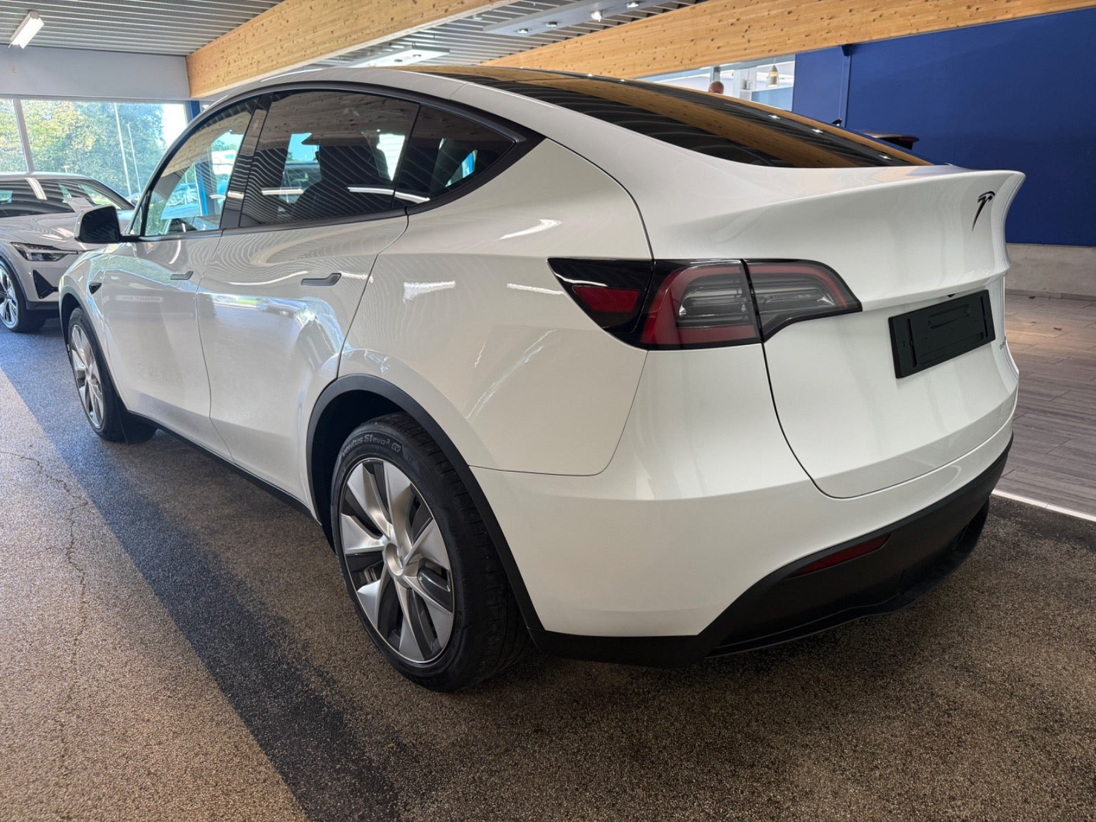 Hvid Tesla Model Y fra 2023