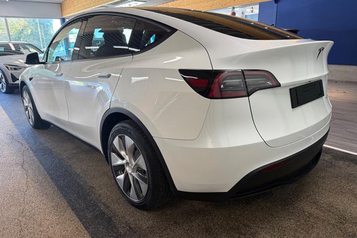 Hvid Tesla Model Y fra 2023
