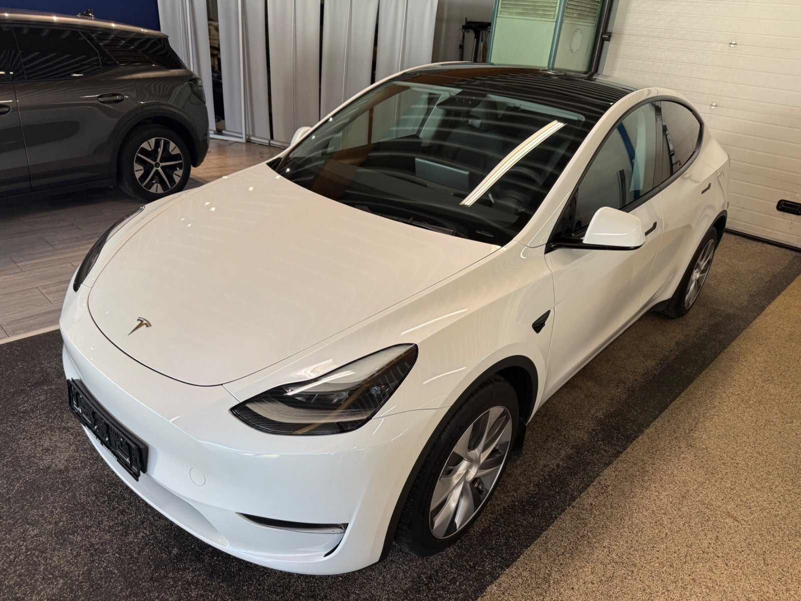 Hvid Tesla Model Y fra 2023