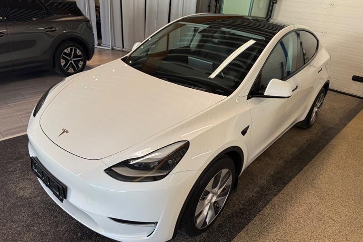 Hvid Tesla Model Y fra 2023