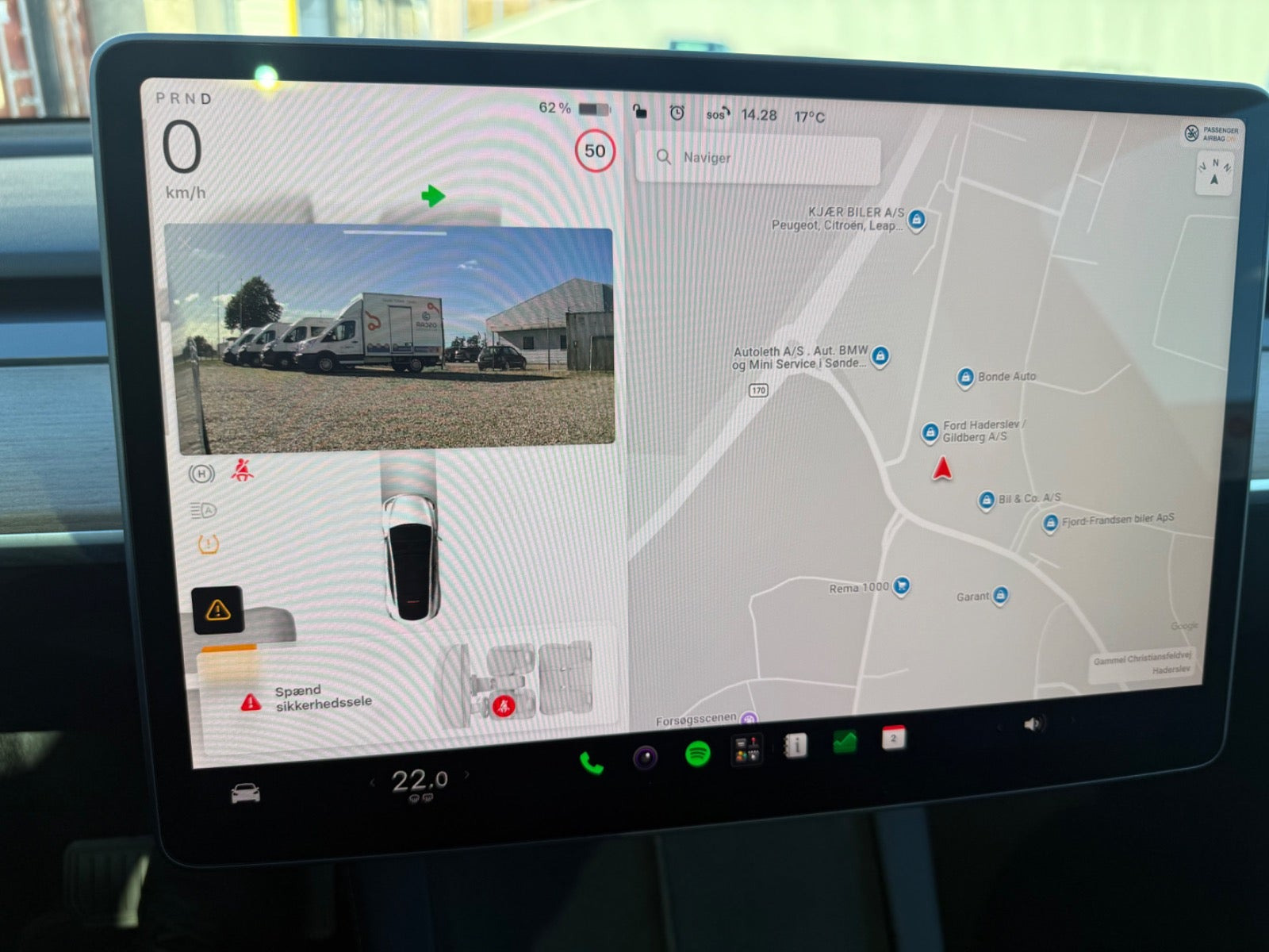 Hvid Tesla Model Y fra 2023
