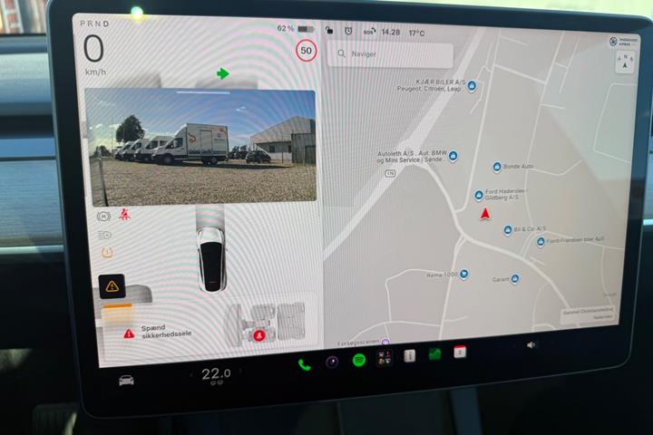 Hvid Tesla Model Y fra 2023