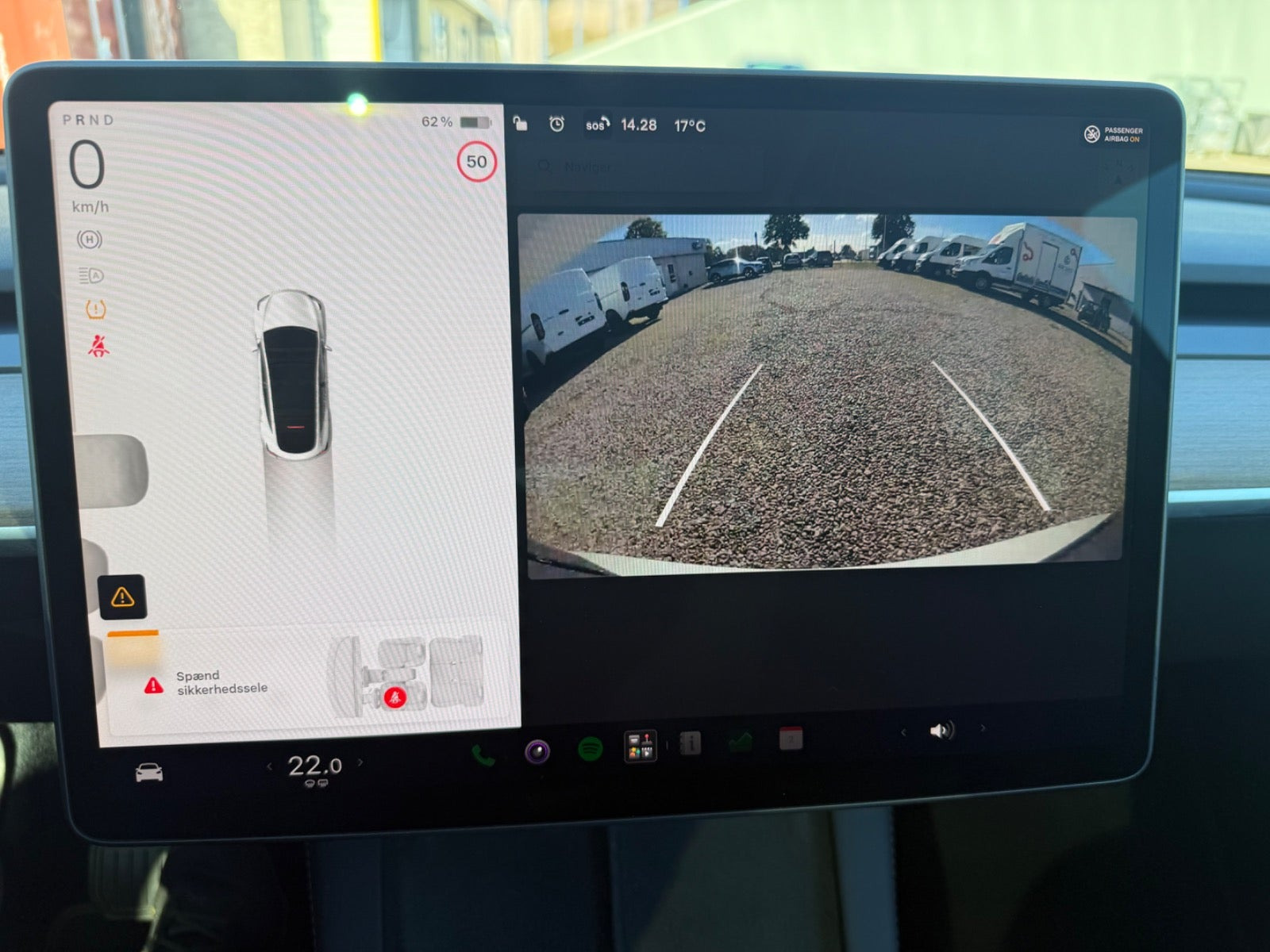 Hvid Tesla Model Y fra 2023