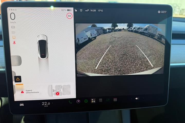 Hvid Tesla Model Y fra 2023
