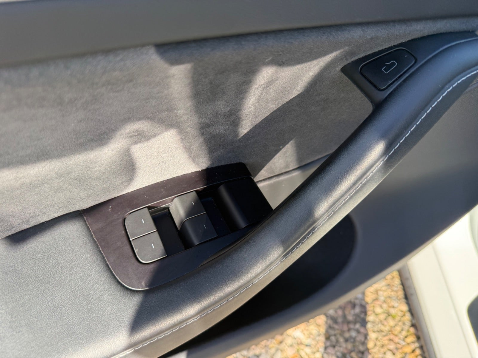 Hvid Tesla Model Y fra 2023
