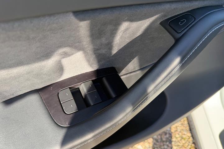 Hvid Tesla Model Y fra 2023