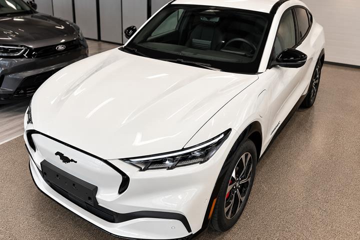 Hvid Ford Mustang Mach-E fra 2024
