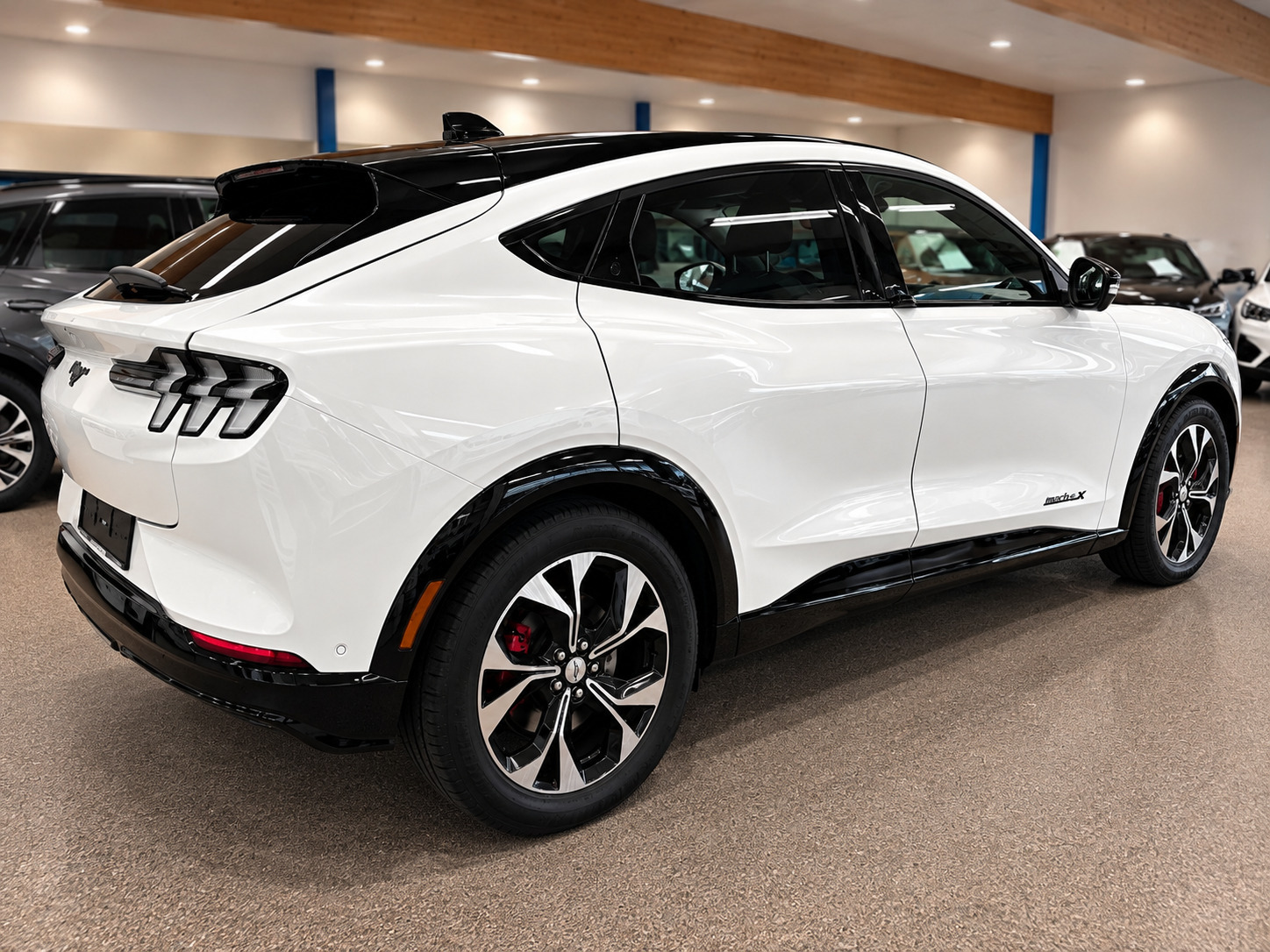 Hvid Ford Mustang Mach-E fra 2024