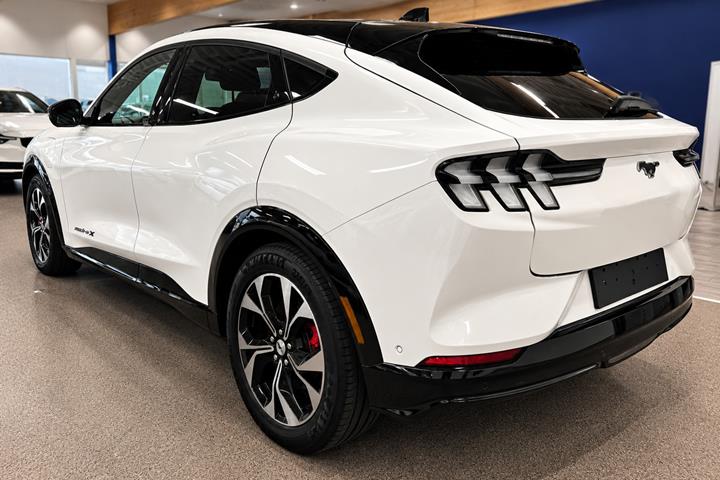 Hvid Ford Mustang Mach-E fra 2024