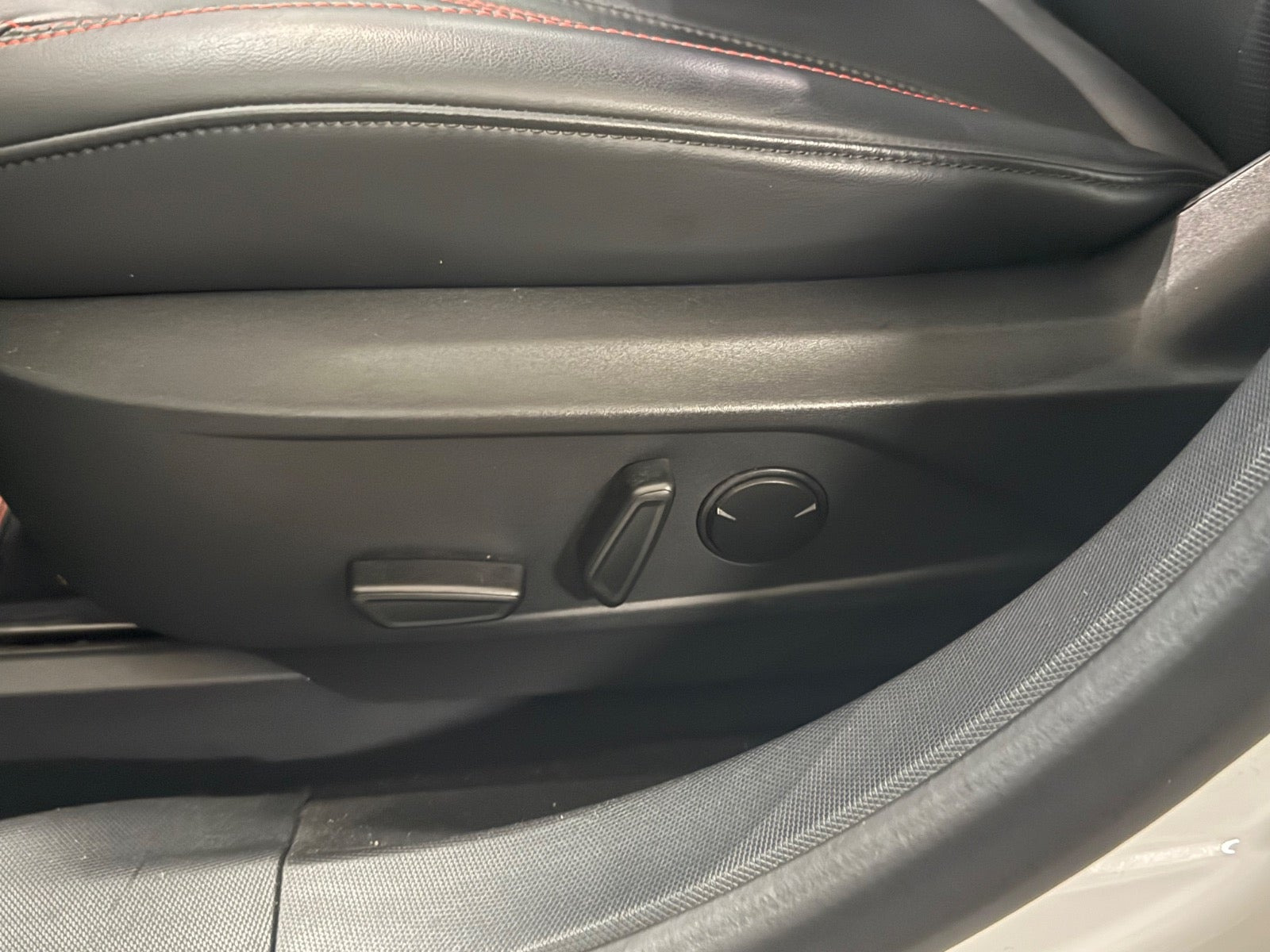 Hvid Ford Mustang Mach-E fra 2024