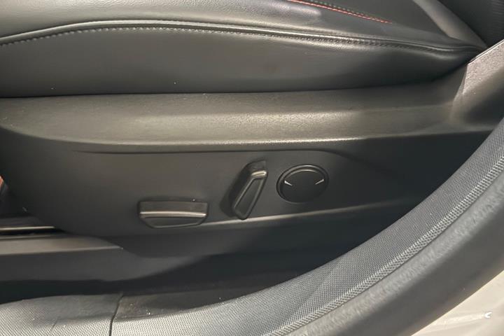 Hvid Ford Mustang Mach-E fra 2024