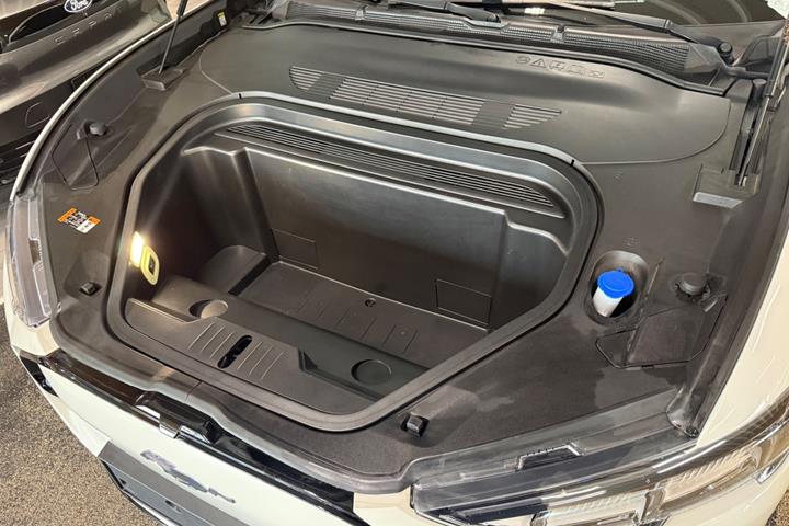 Hvid Ford Mustang Mach-E fra 2024