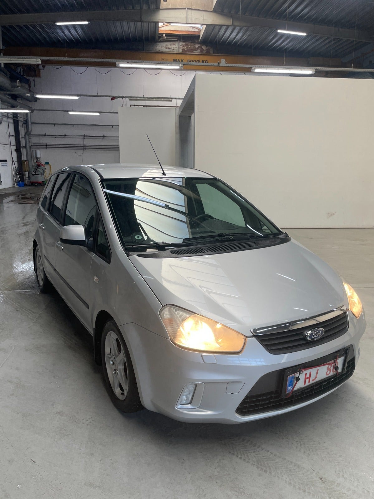 Grå Ford C-MAX fra 2010