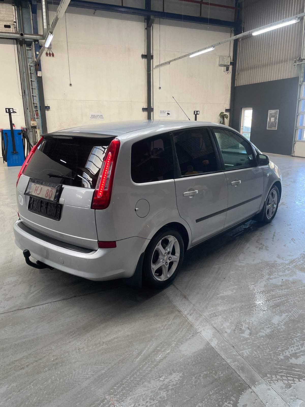 Grå Ford C-MAX fra 2010