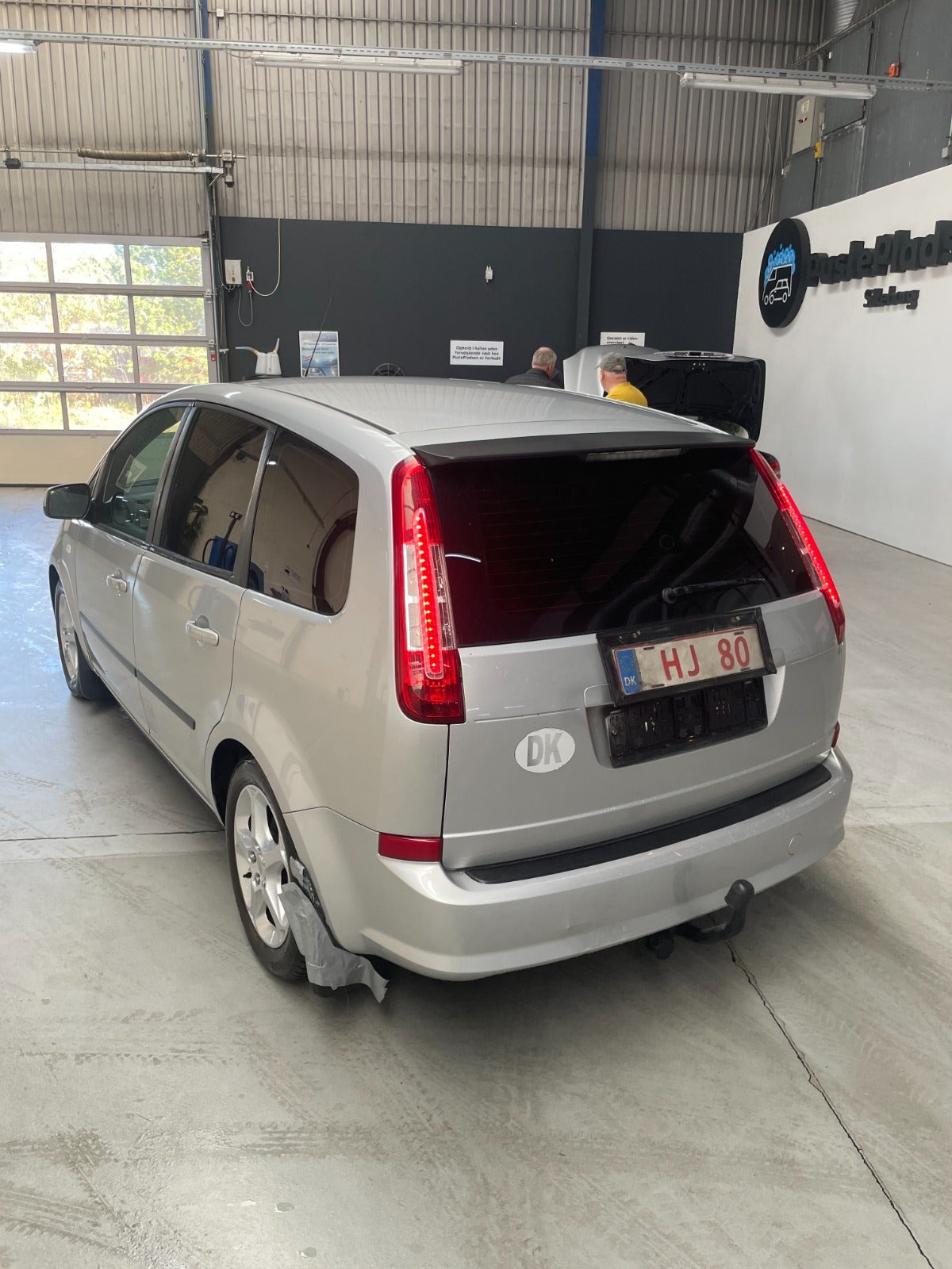 Grå Ford C-MAX fra 2010