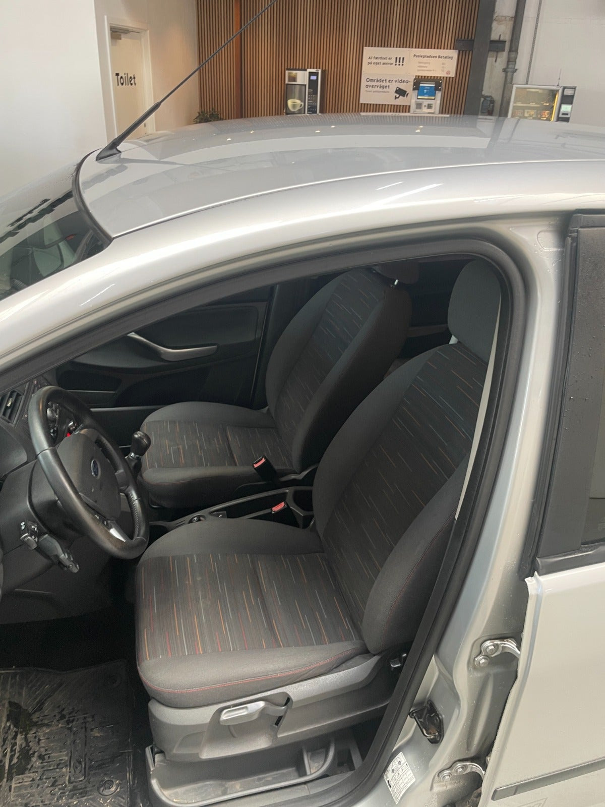 Grå Ford C-MAX fra 2010